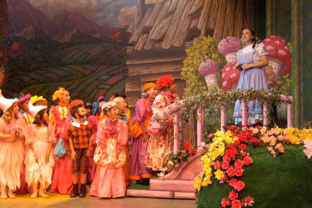 Justartificial.co.uk supplied a theatre production of The Wizard Of Oz with various silk flowers and artificial foliage. Go Dorothy!