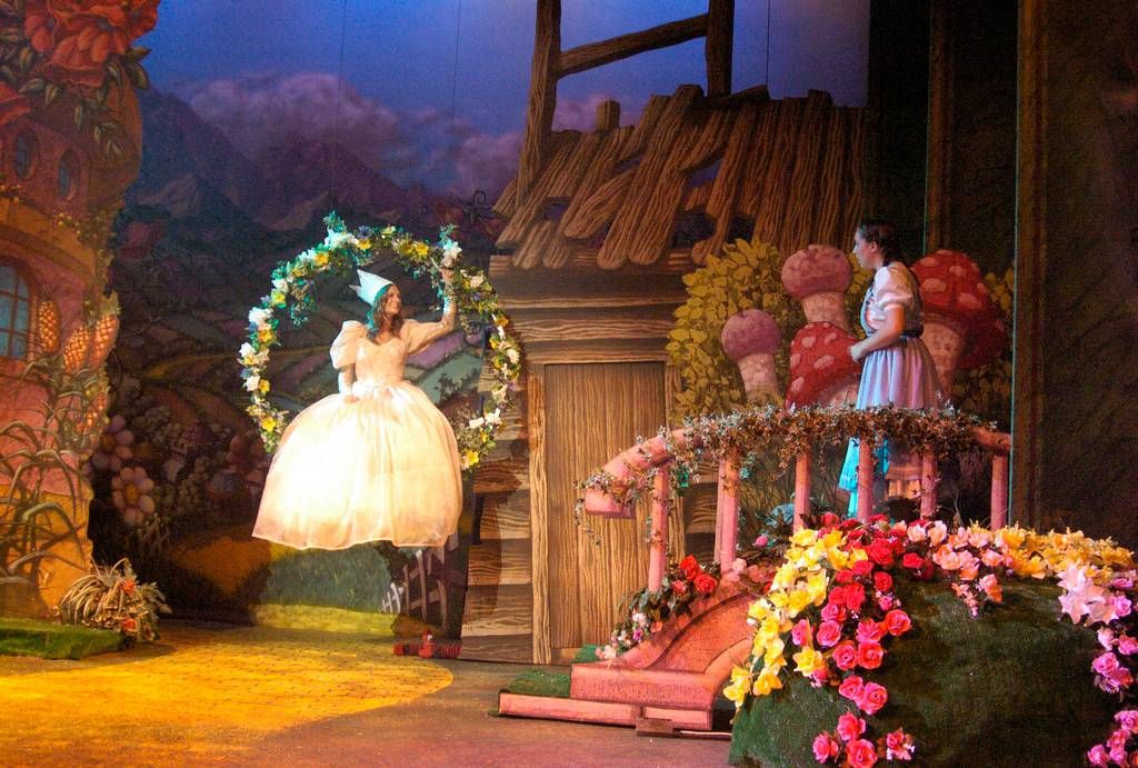 Justartificial.co.uk supplied a theatre production of The Wizard Of Oz with various beautiful silk flowers and artificial foliage.